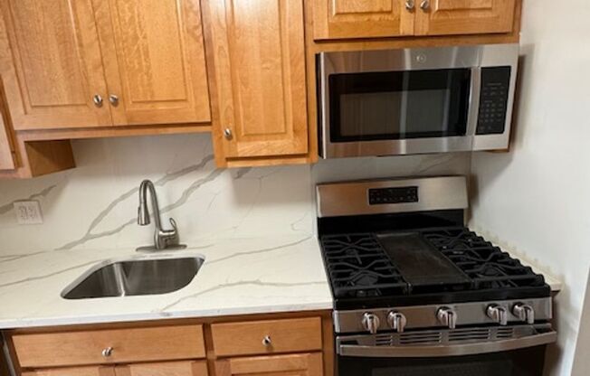 2 beds, 2 baths, 1,080 sqft, $2,325, Unit 5U