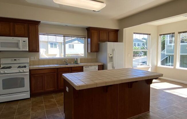 3 beds, 2.5 baths, $2,300