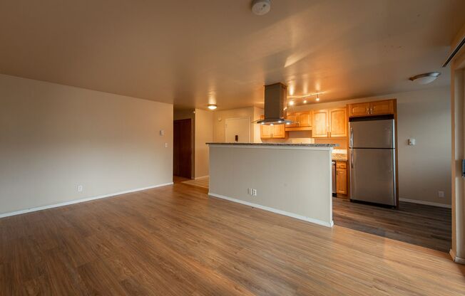 Updated Large 1 bed 1 bath Updated Unit in Convenient Renton Location!!