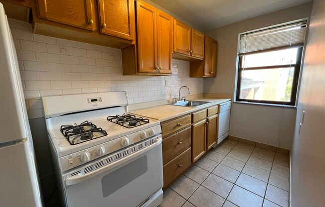 2 beds, 1 bath, 800 sqft, $1,960, Unit 6230 Fifth Ave. #123E