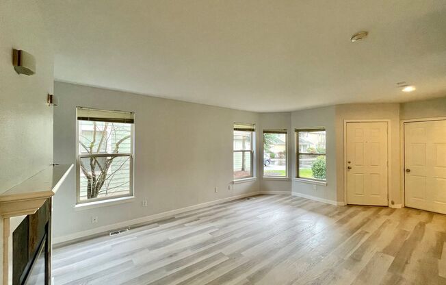 Remodeled Townhome in the Heart of Redmond – Prime Location & Modern Comfort