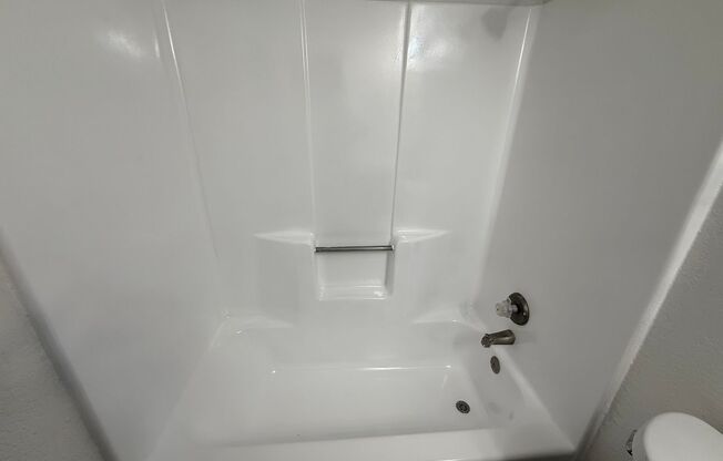 2 beds, 1 bath, 750 sqft, $1,100, Unit 214