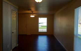 Duplex *LEASING SPECIAL AVAILABLE*