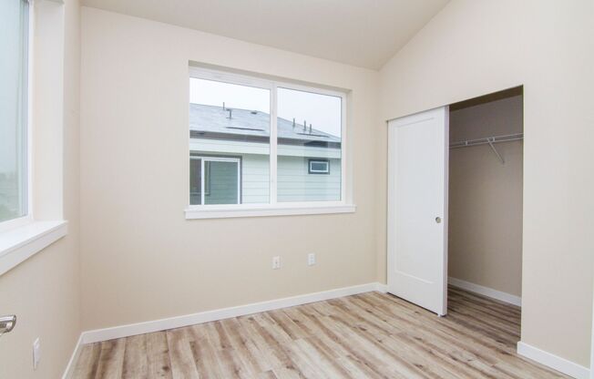 Modern Unit ** Close to Tacoma Mall **ONE MONTH'S FREE RENT**