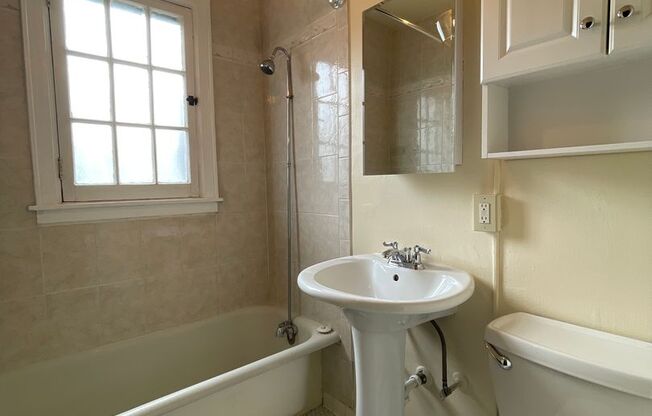 1 bed, 1 bath, 470 sqft, $1,125, Unit B-31