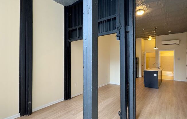 Studio, 1 bath, 899 sqft, $1,360, Unit 413 Unit 102