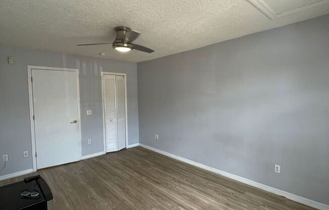 1 bed, 1 bath, 300 sqft, $700, Unit LO