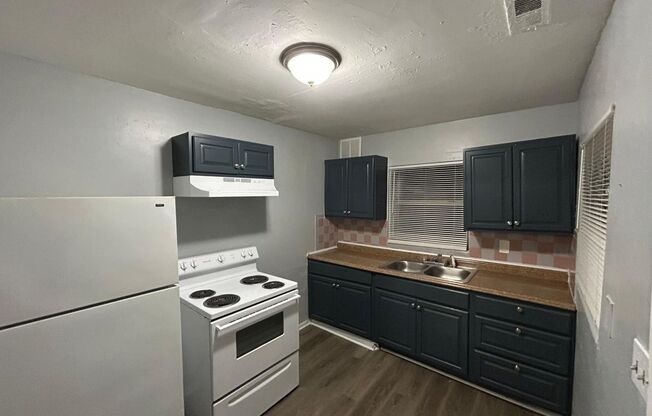 $300 OFF FIRST MONTHS RENT MOVE-IN SPECIAL!!