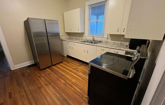 3 beds, 1 bath, 1,133 sqft, $1,100, Unit Apt 1