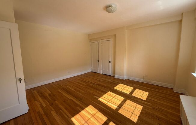 Studio, 1 bath, 294 sqft, $1,365, Unit New King Edward  3A3