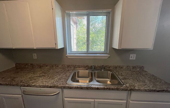 Super Private 1 Bedroom 1 bath in Perfect Condition! INCLUDES RESERVED PARKING!!!