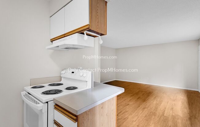 2 beds, 1 bath, $1,599, Unit 8820 N Ivanhoe Street Unit 17