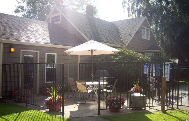 3 beds, 1 bath, 906 sqft, $1,849, Unit 15
