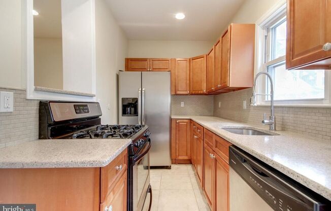 Beautiful and spacious 1 bedroom with office and backyard in Manayunk