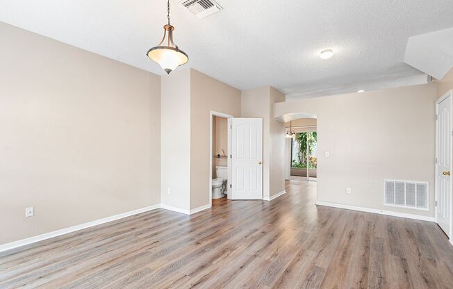 TAMPA TOWNHOME IN GATED COMMUNITY!