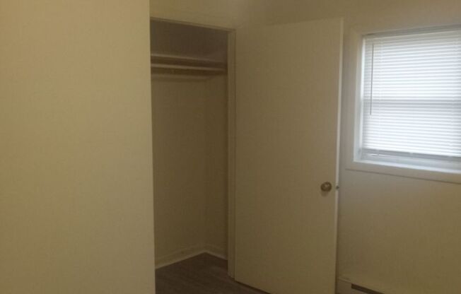 2 beds, 1 bath, $1,000, Unit 2