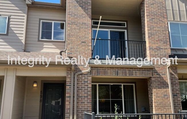 3 Bed/2.5 Bath Townhome, 1588 sq ft, 598 E Dry Creek Pl