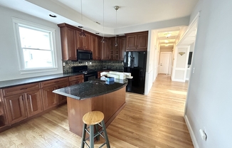 3 beds, 1 bath, $4,050, Unit 3