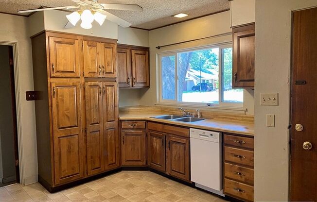 Spacious, Vintage 1950's Ranch-Home