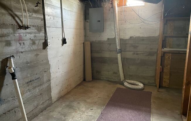 2 beds, 1 bath, 1,855 sqft, $825, Unit Lease only