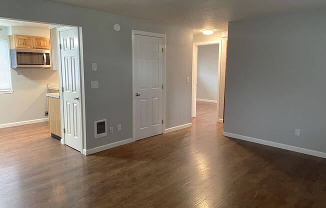 2 beds, 1 bath, 720 sqft, $1,200, Unit 11