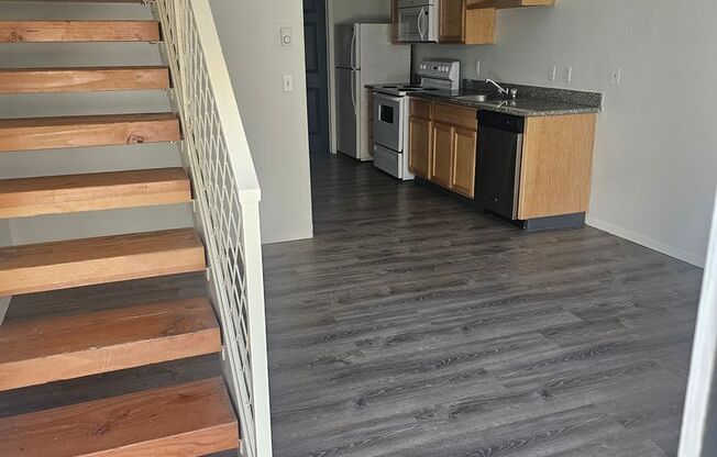 2 beds, 1 bath, 700 sqft, $1,200, Unit 221