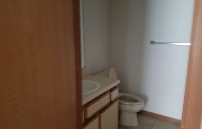 Great 3 Bed 2 Bath 2 Car Garage Flat Duplex- Pets ok!