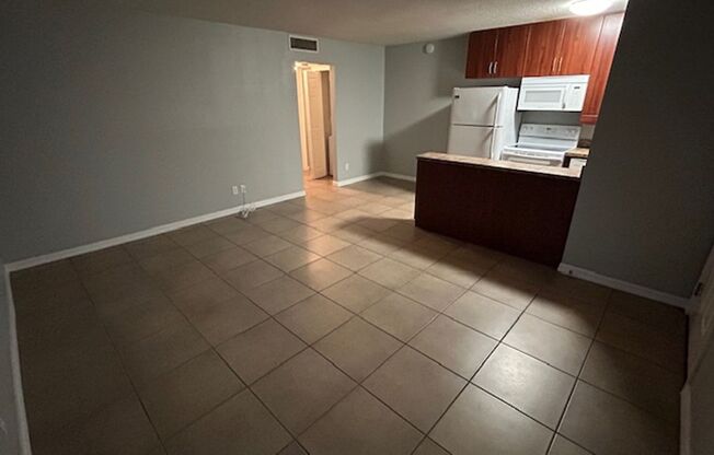Fantastic 1/1 unit in central Sarasota, near 41 and beaches!