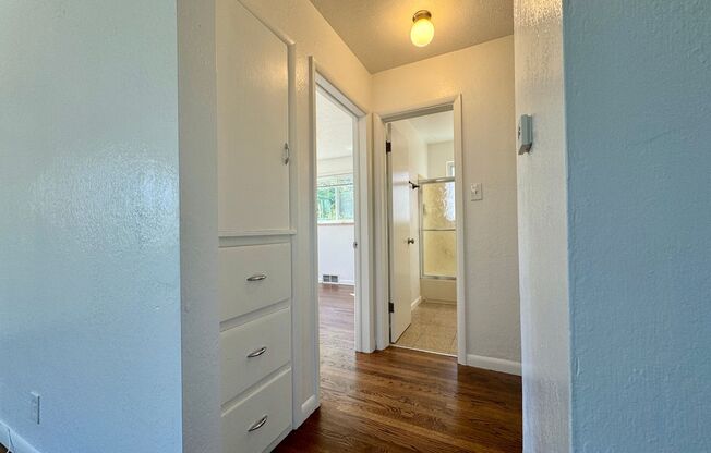 2 beds, 1 bath, $2,095