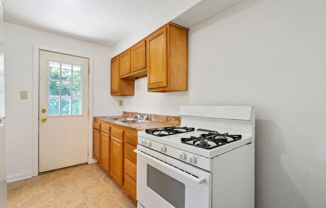 2 beds, 1 bath, $1,000, Unit 1752 Pioneer Avenue