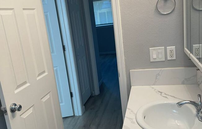 2 beds, 1 bath, 800 sqft, $1,350, Unit 431-01-19