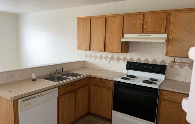 3 beds, 2 baths, $875, Unit 3307 Toledo Unit C