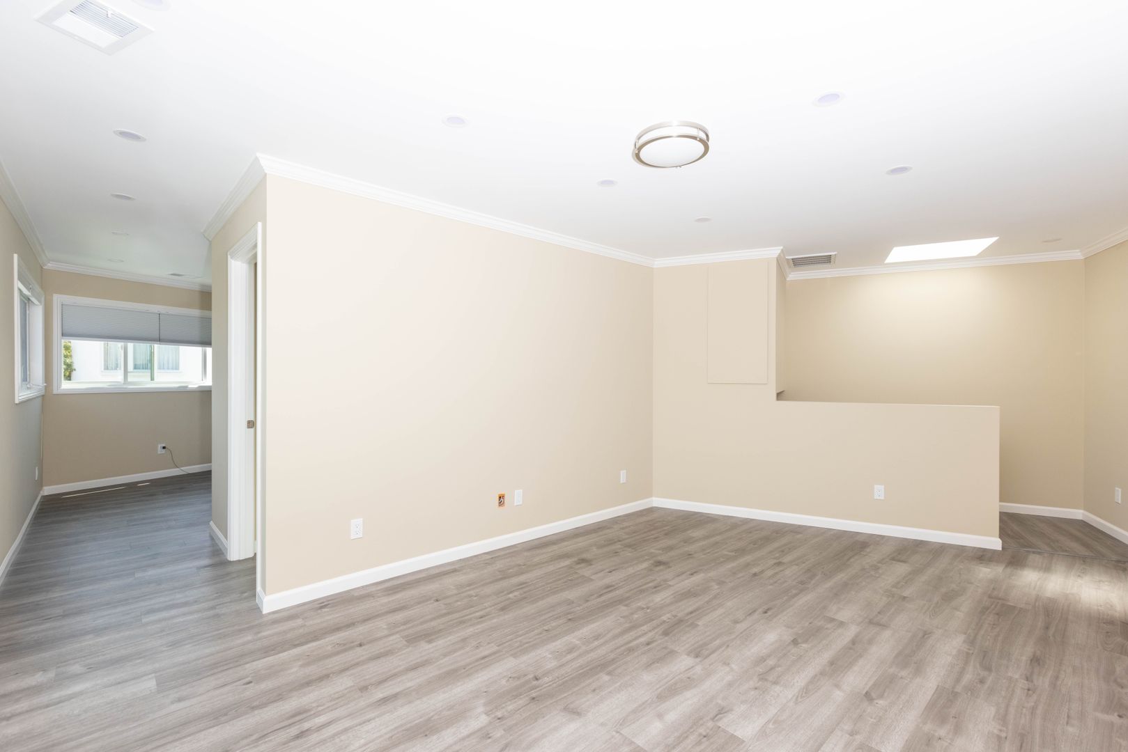 OPEN HOUSE: Tuesday (7/8)  6:00pm-6:30pm. Gorgeous Top Floor 2BR/1BA with Panoramic Views Laundry (12 Day Street)