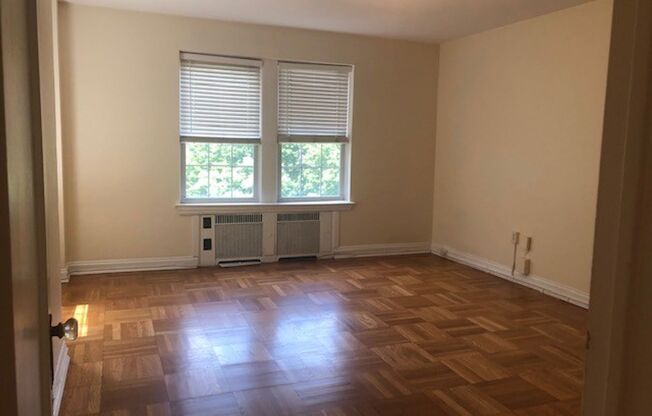 1 bed, 1 bath, 760 sqft, $1,300