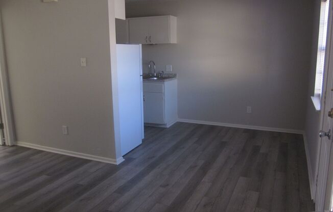 1 bed, 1 bath, 585 sqft, $595, Unit 13