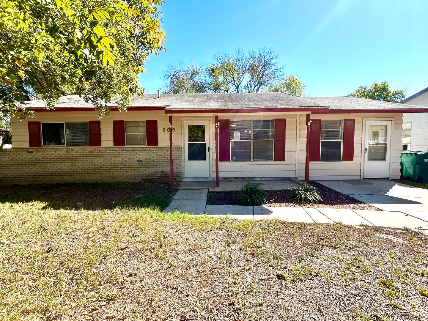 AVAILABLE NOW! 3 Bedroom / 2 Bath Home In Universal City!