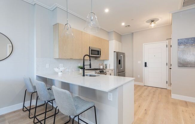 1 bedroom den for 9/1 with garage parking!