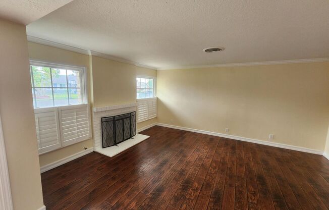 Quite Neighborhood: 3 Bedroom 2 Bath Home