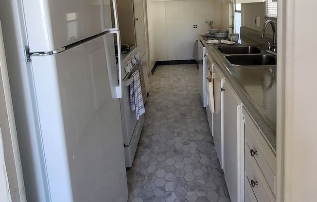 2 beds, 1 bath, 800 sqft, $3,299, Unit 59