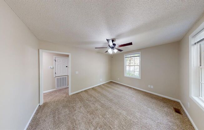 Cozy 2 bedroom 1 bath home. Conveniently located in the heart of Clarksville.