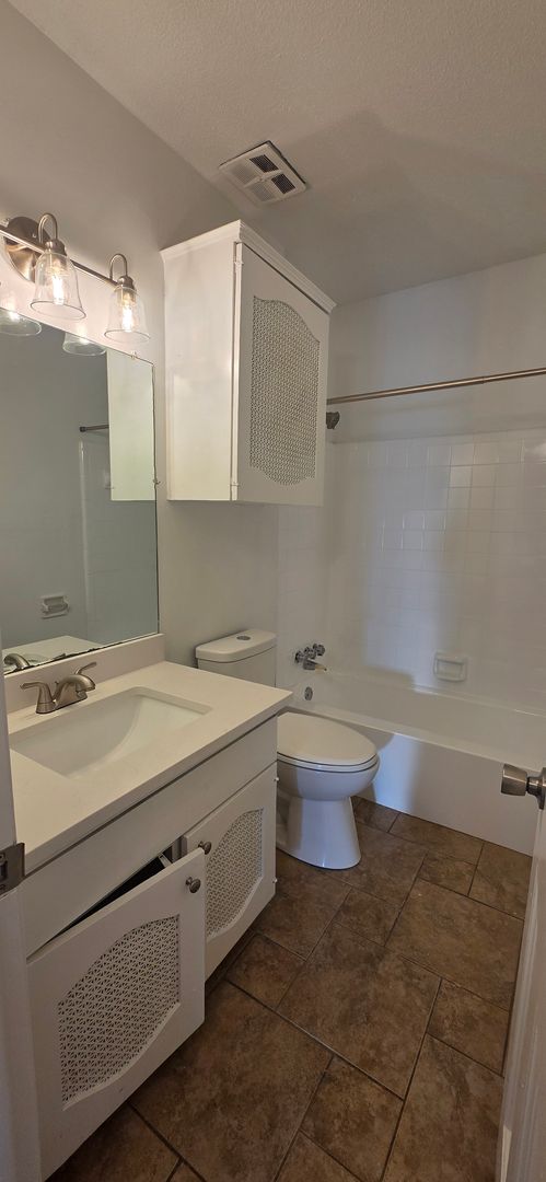 2 beds, 2 baths, 925 sqft, $1,100, Unit 216