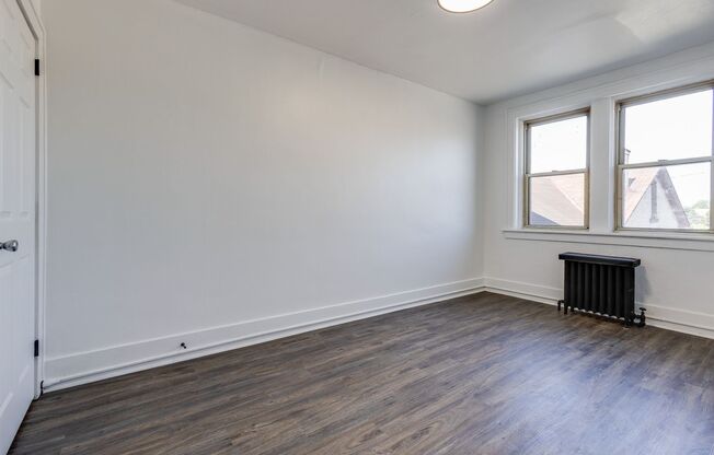 3 beds, 1 bath, $1,300, Unit (201 Locust)1st FLR Right