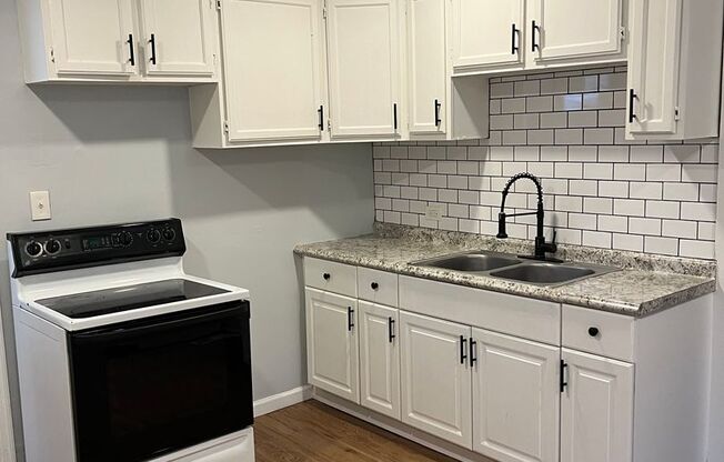 2 beds, 1 bath, $1,300, Unit 1