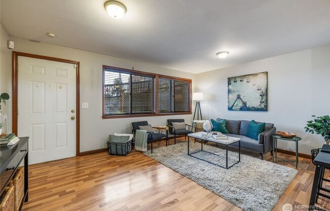 Spacious 1bed1/bath Apartment with View of Mount Rainier next to St. Joseph Hospital and Downtown Tacoma