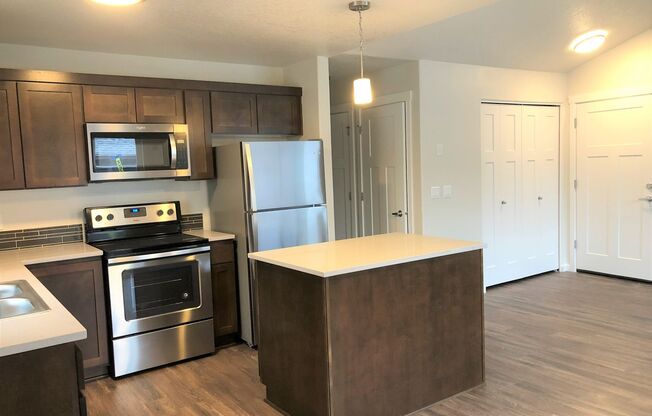 3 beds, 2 baths, 1,044 sqft, $1,895, Unit 207