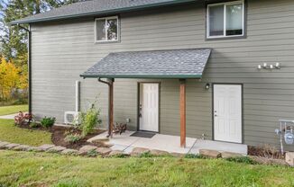 2 beds, 1 bath, $2,000, Unit 535 NE Vena Street