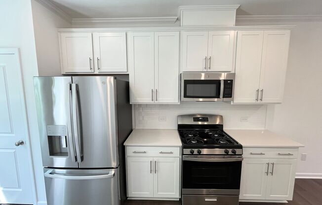 Newly Built 2BD, 2.5BA Apex Townhome in an HOA Community Near RDU Airport, RTP, and Fenton