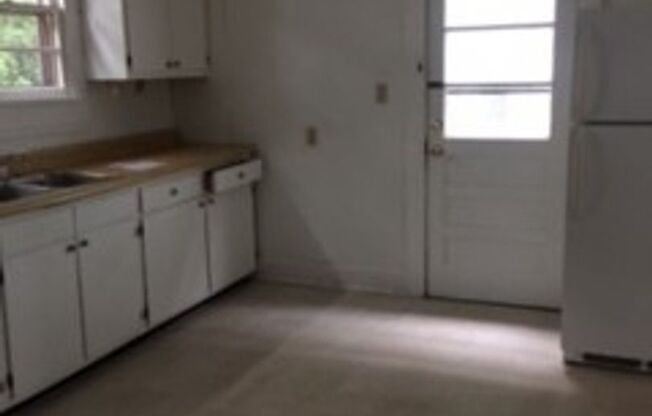 1 bed, 1 bath, $1,075, Unit South