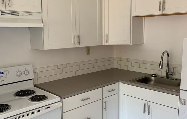 Amazing Remodeled 2 bd in Sellwood/Moreland - Onsite Laundry and courtyard