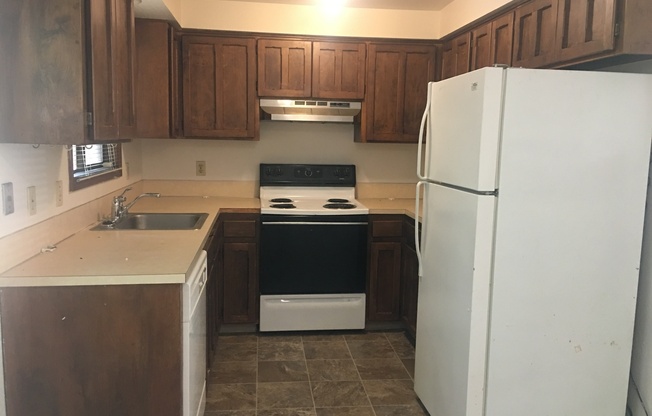 2 BEDROOM, 1 BATH DUPLEX W/FENCED YARD!